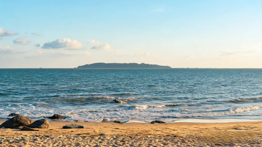 廈門環島路沙灘眺望金門島，天氣晴朗時可見台灣海峽對岸的島嶼輪廓，廈門與金門隔海相望直線距離約10公里