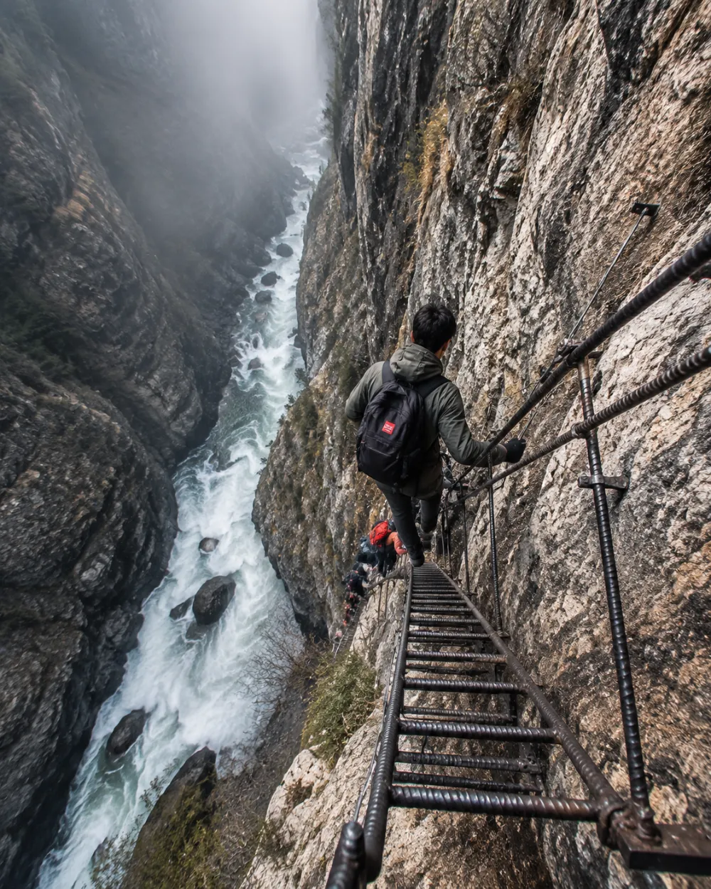 中虎跳峽陡峭勇者天梯與險峻峽谷地貌 中虎跳峽陡峭勇者天梯與險峻峽谷地貌